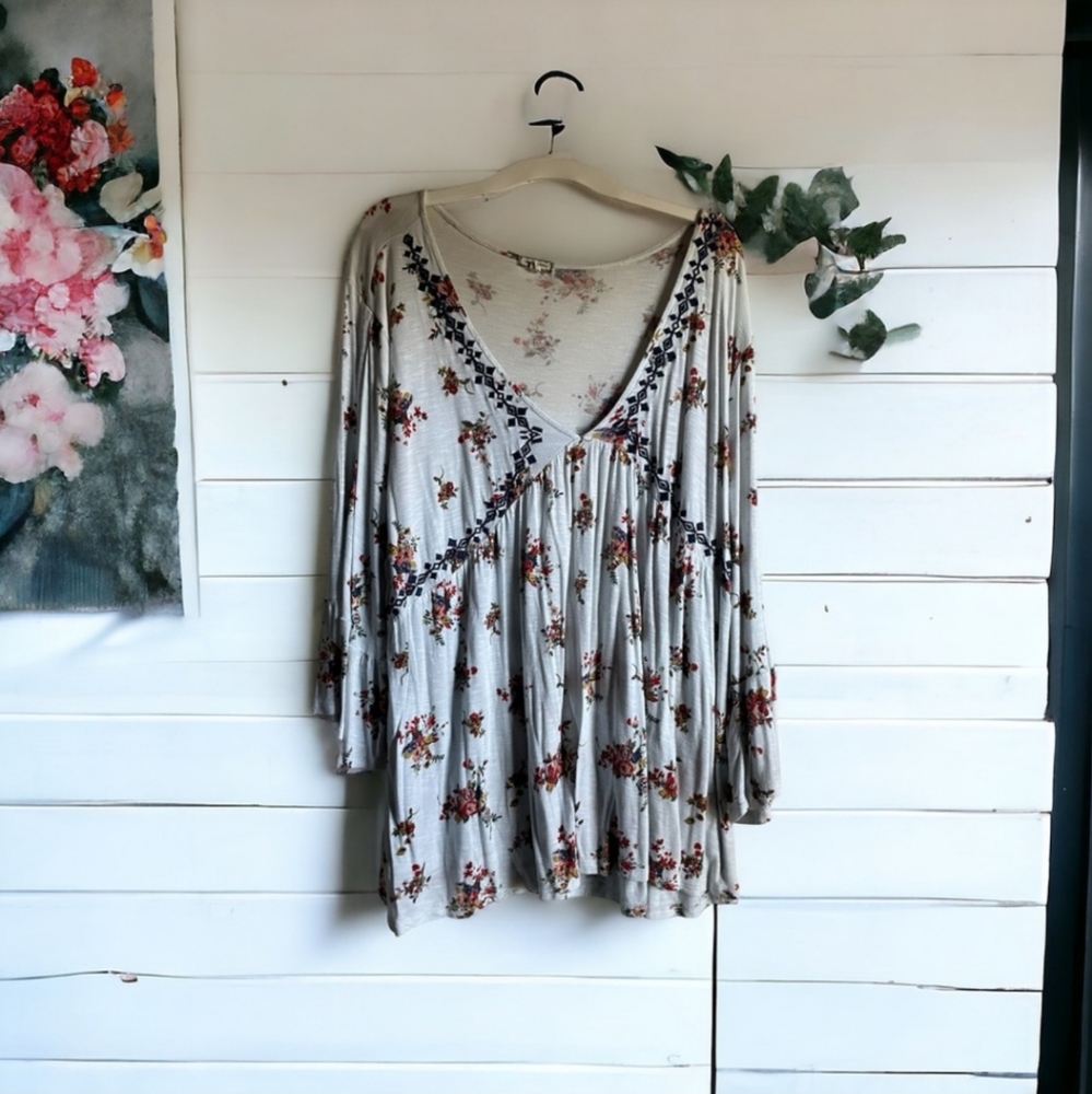 Women's Size 3X offwhite V-neck Floral Top